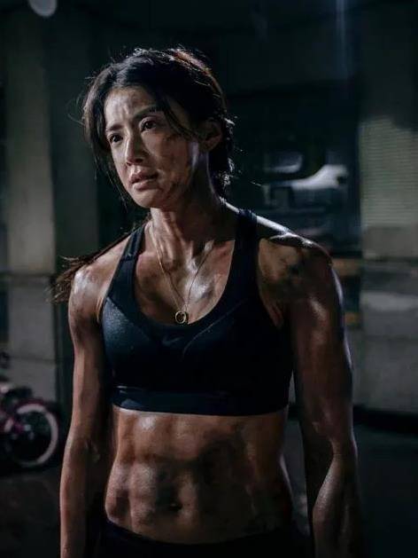 拥有甜美面容,却靠打戏出名,国外男人害怕的"金刚芭比"李诗英_欧尼