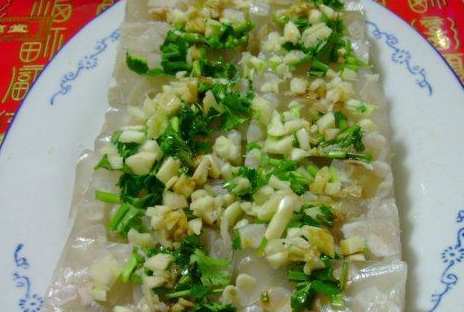 退休奶奶闲不住在街边卖“肉皮冻”，大方分享配方，一定要收藏！(图2)