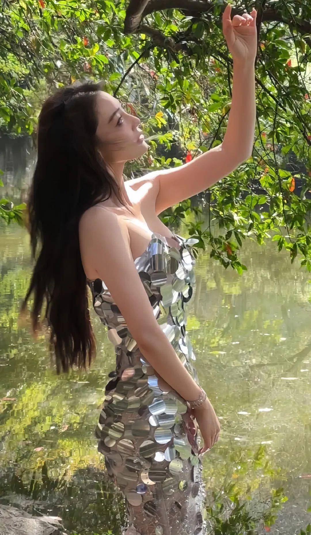 张馨予性感美照,银色筒裙,雍容华贵,时尚大典elle