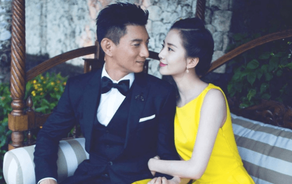 刘诗诗吴奇隆罕见同框,大披肩打扮时尚端庄,与老公像是两代人_女神