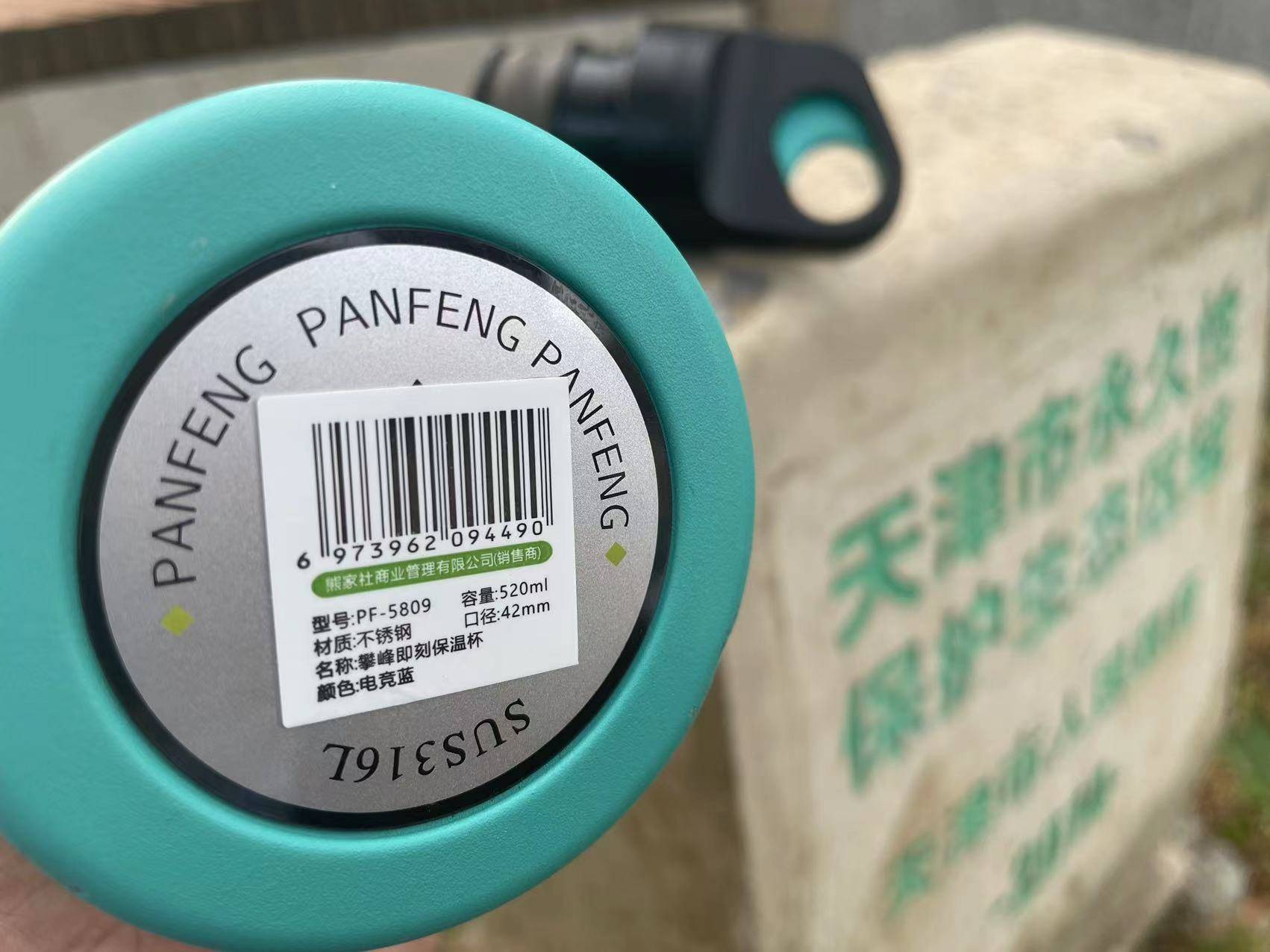 迈着六亲不认的步伐,抢走老爹的水杯。