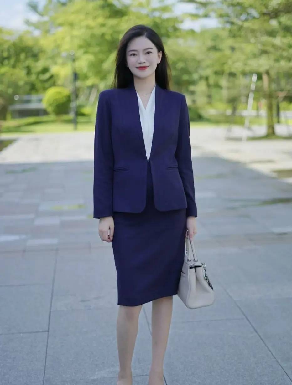 原文:今年流行有一种浓郁高贵的颜色,叫"海军蓝",时尚又显白!