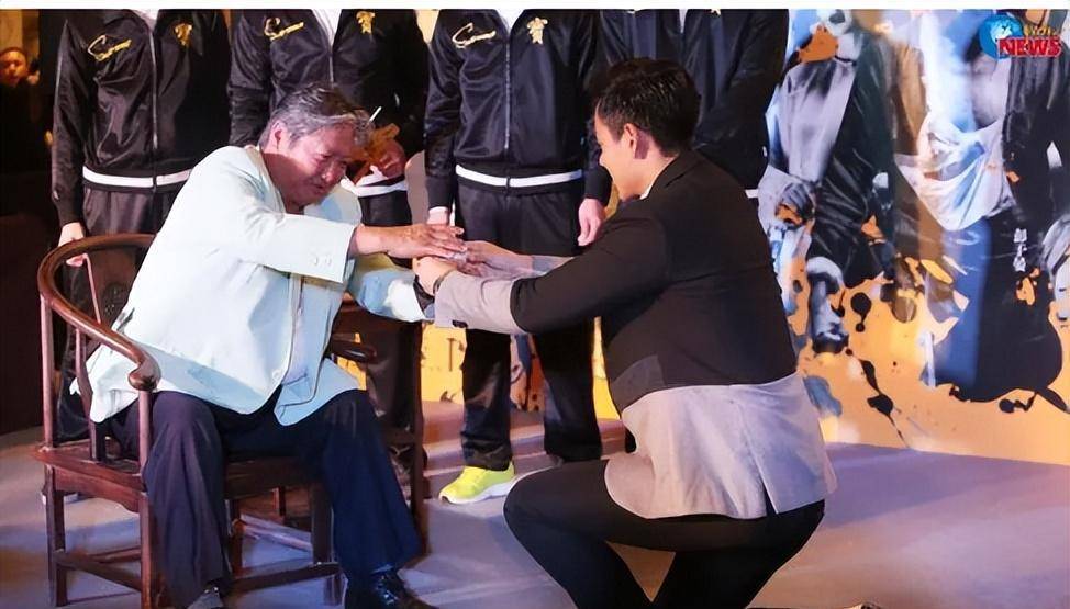洪金宝笑着把彭于晏拉了起来,彭于晏就成了洪金宝的弟子.