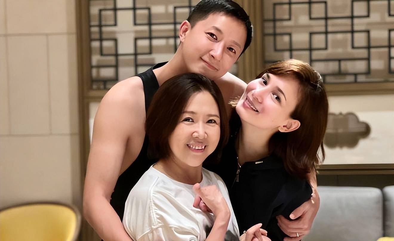 带女儿澳门度假,卢靖姗素颜与粉丝合影,被赞接地气!_网友_母亲_韩庚