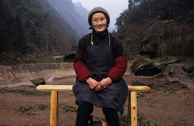 身旁的大人们为了活跃气氛,就逗刘国江问他长大后,想娶什么样的新娘子