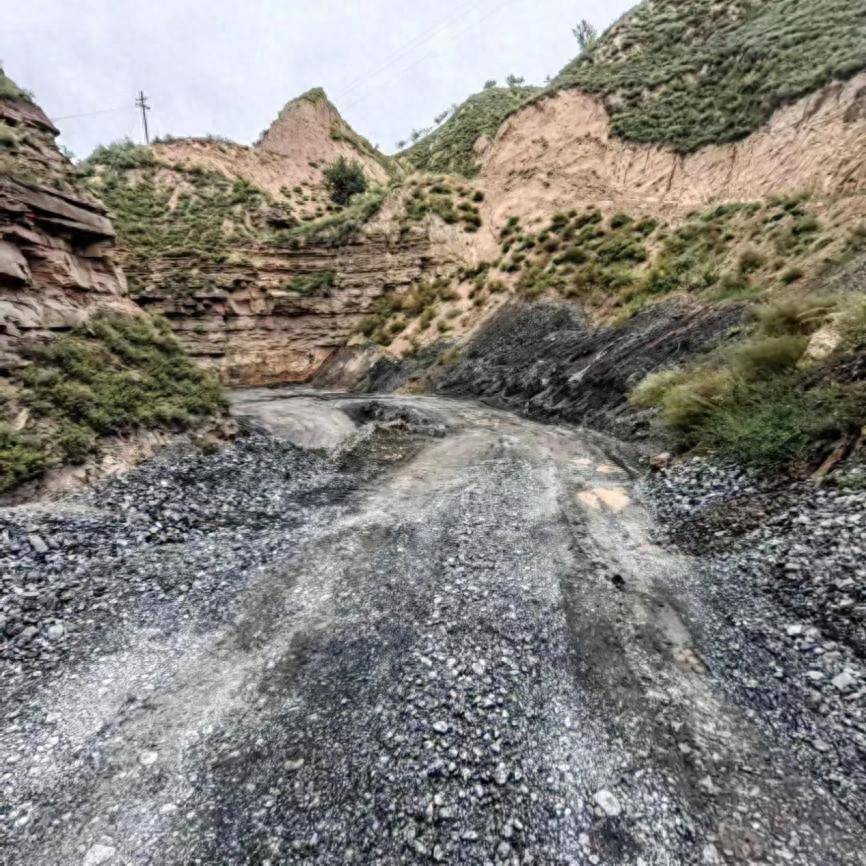 陕西横山区两家企业随意倾倒煤矸石 频频被罚后