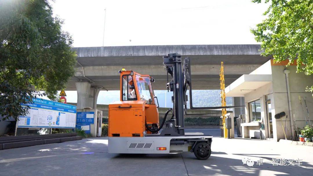 卓一蟹力士5吨越野版多向叉车落地德资光伏设备制造工厂