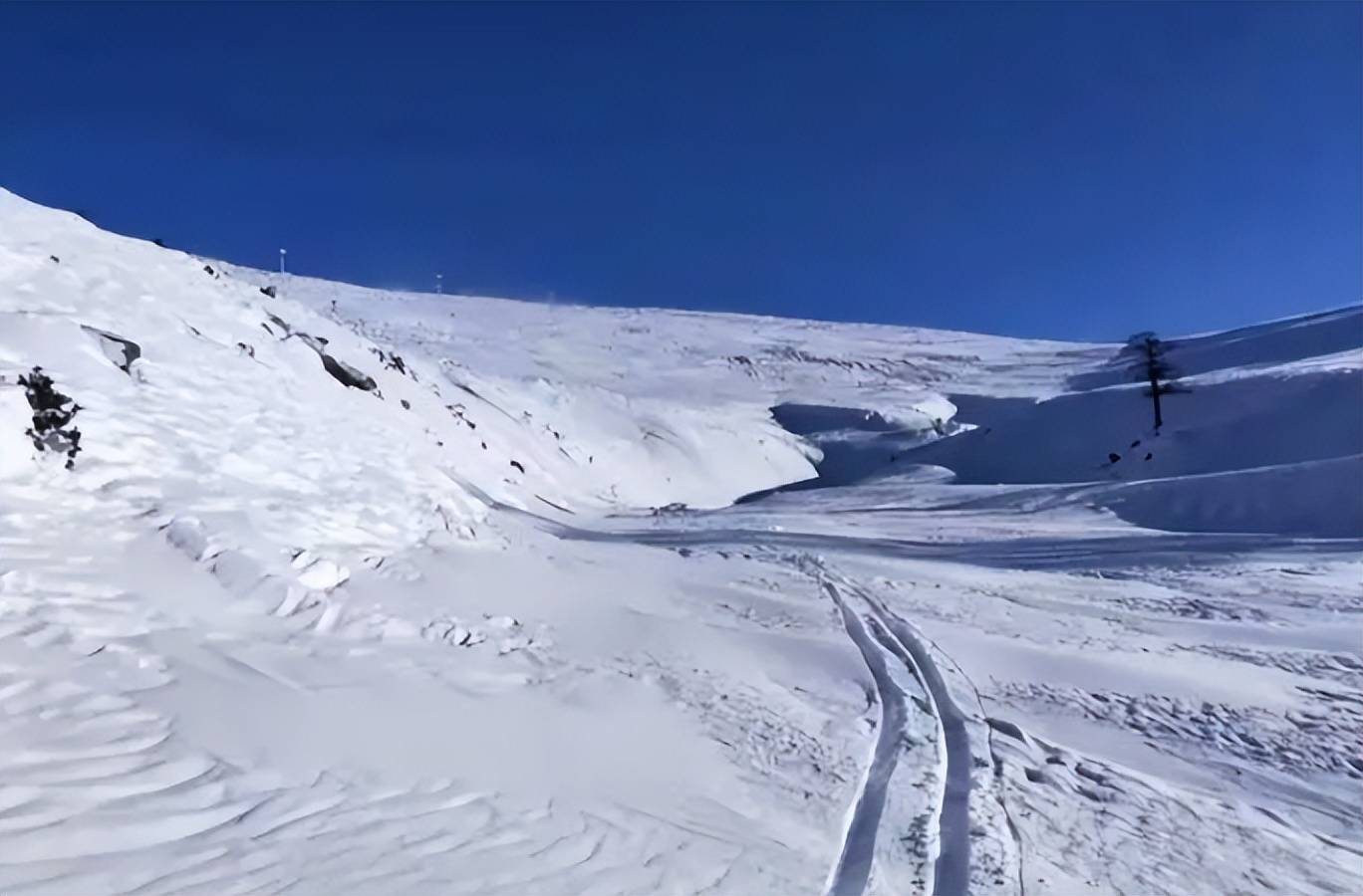 知名滑雪女教练在滑雪场不幸身亡,疑似为避让拍摄的雪友撞到石头