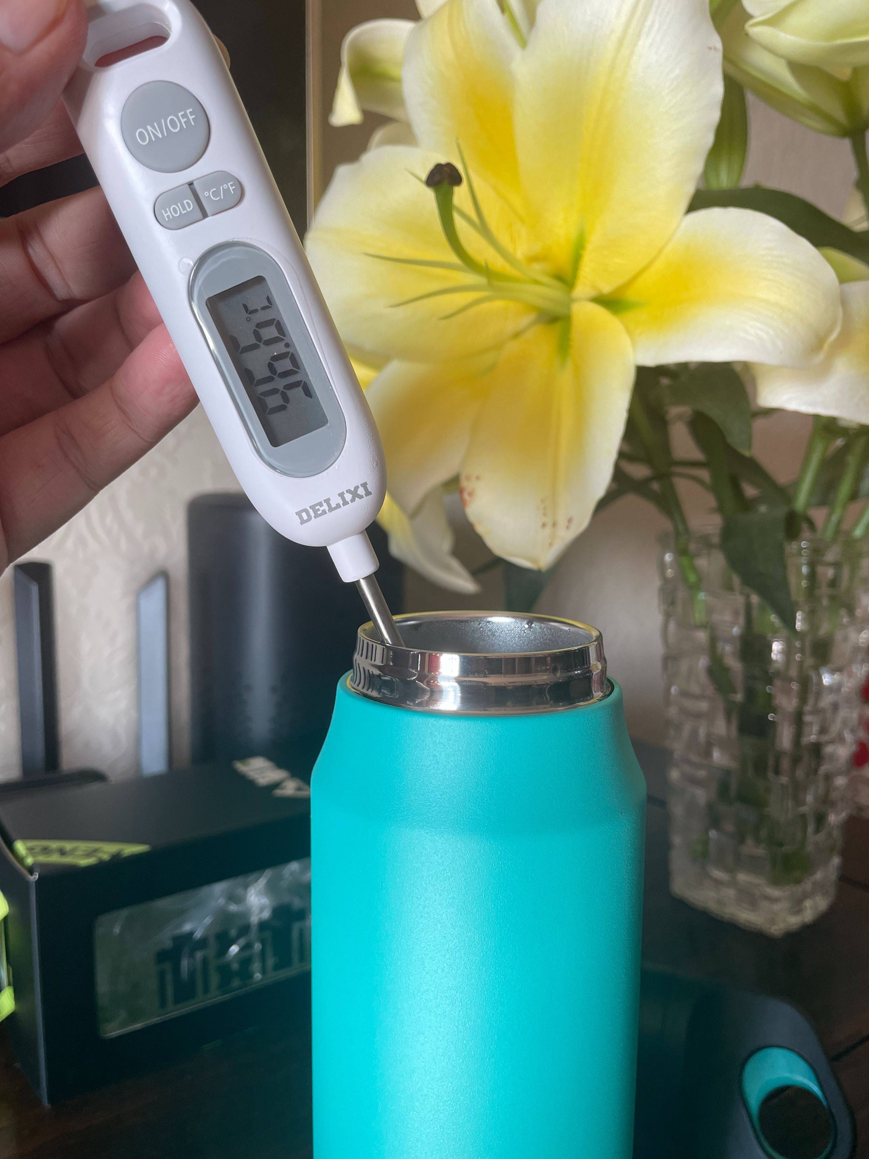 迈着六亲不认的步伐,抢走老爹的水杯。