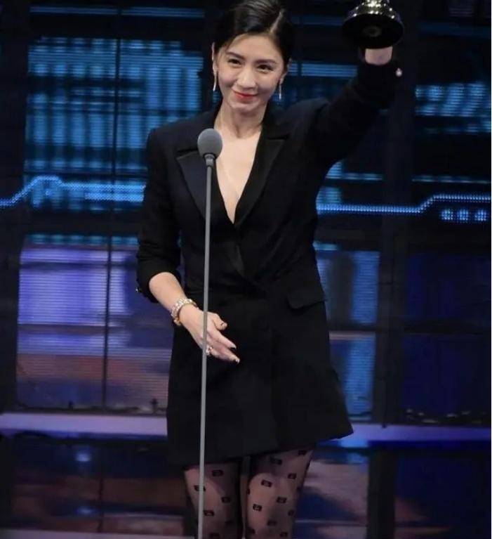 论不服老只服贾静雯,黑色字母丝袜搭配修身西服大秀制服风采!