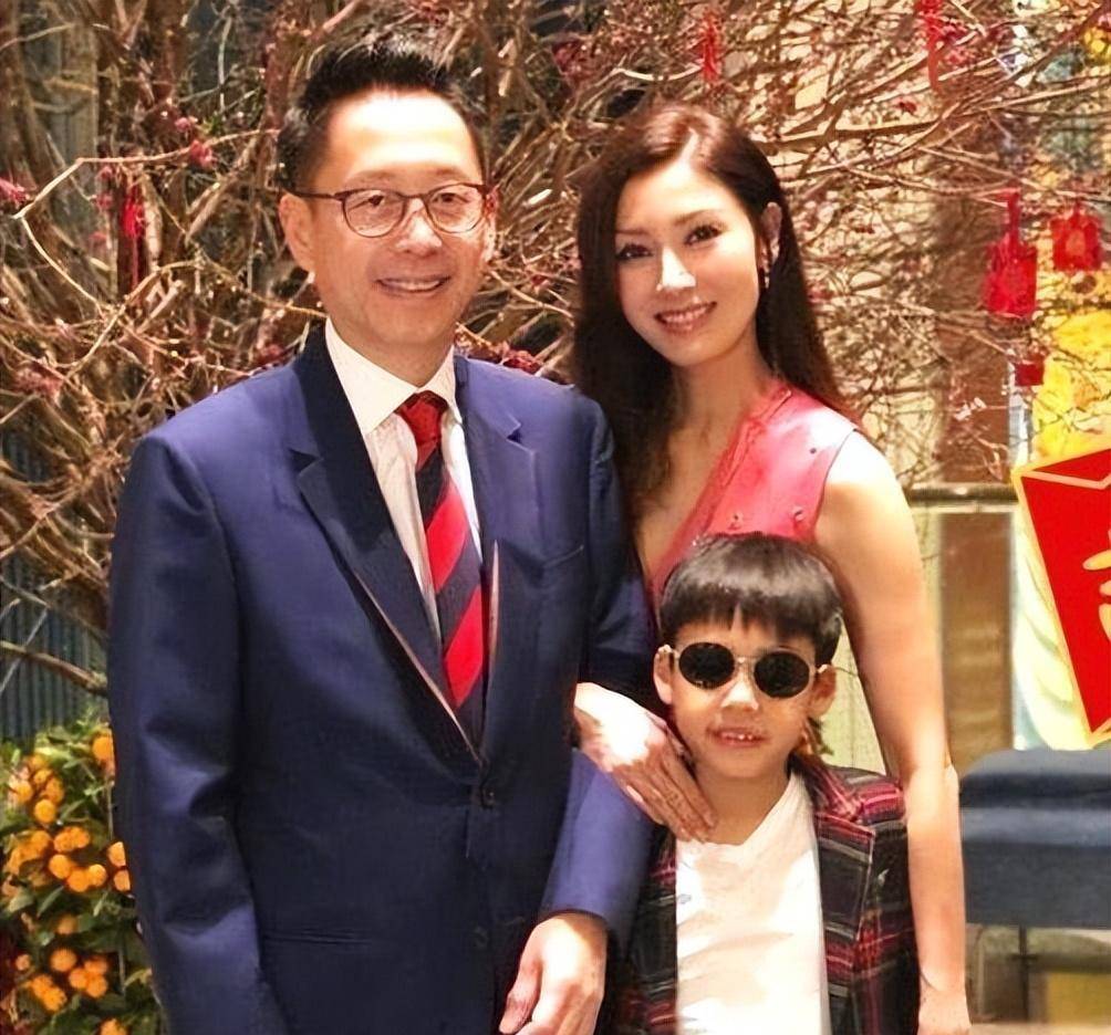 虽然有网友看到照片后认为许晋亨和李嘉欣看起来像"老父女",但这并不