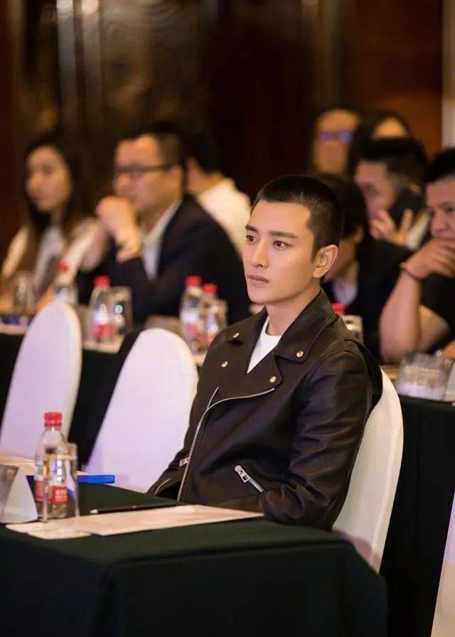 贾乃亮新恋情曝光,深夜聚餐同小姐姐回家,网友称很正常_关系_李小璐