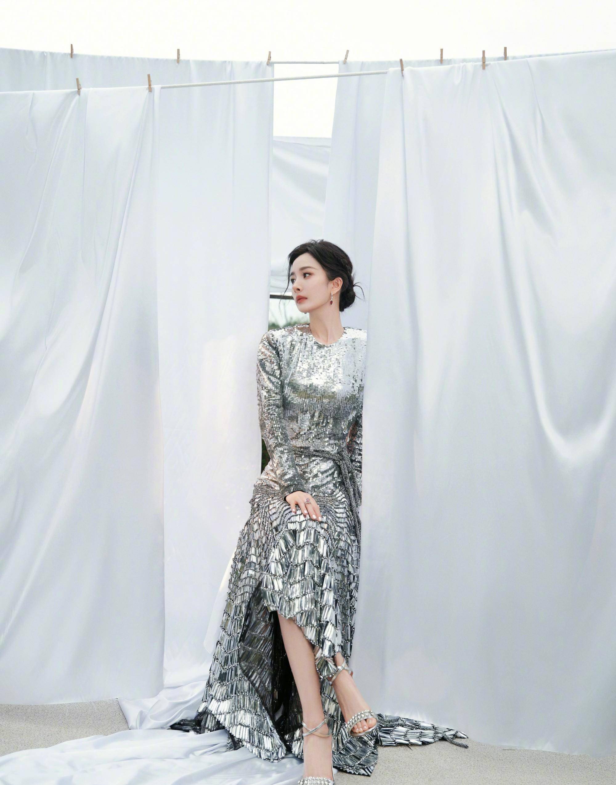 杨幂穿上飘逸银色长裙,瞬间变身仙女!美丽达到新高度