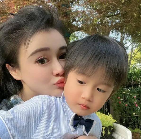 冉莹颖:为爱从电视辞职,一年被甩23次,为救邹市明生三胎存血?