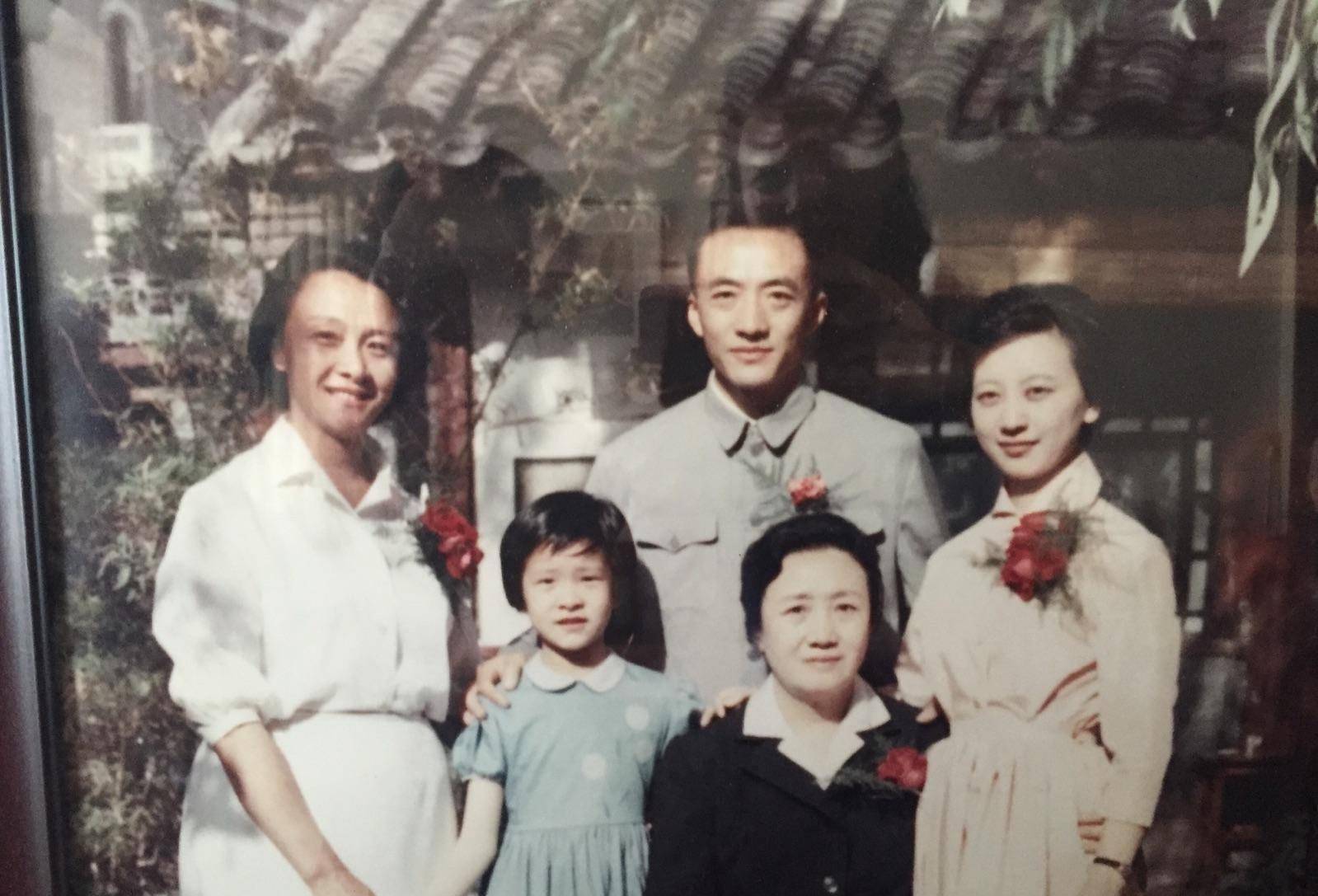 董竹君之子大明:母亲抛弃他后曾恨过她,18岁参军,41岁结婚_夏之时