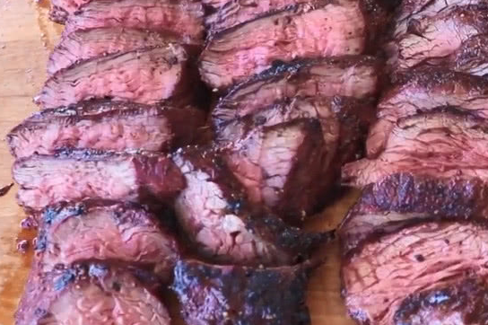 带你看老外怎么吃马肉,切肉时还渗红水,网友:这样吃让人紧张!