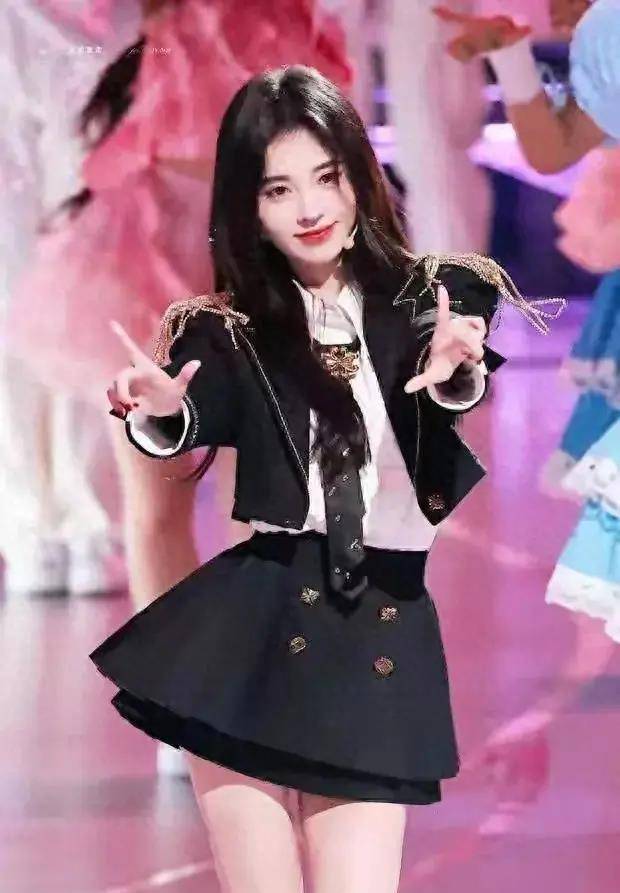 鞠婧祎在舞台上载歌载舞甜美迷人,学院风的装扮让他看起来就是清纯