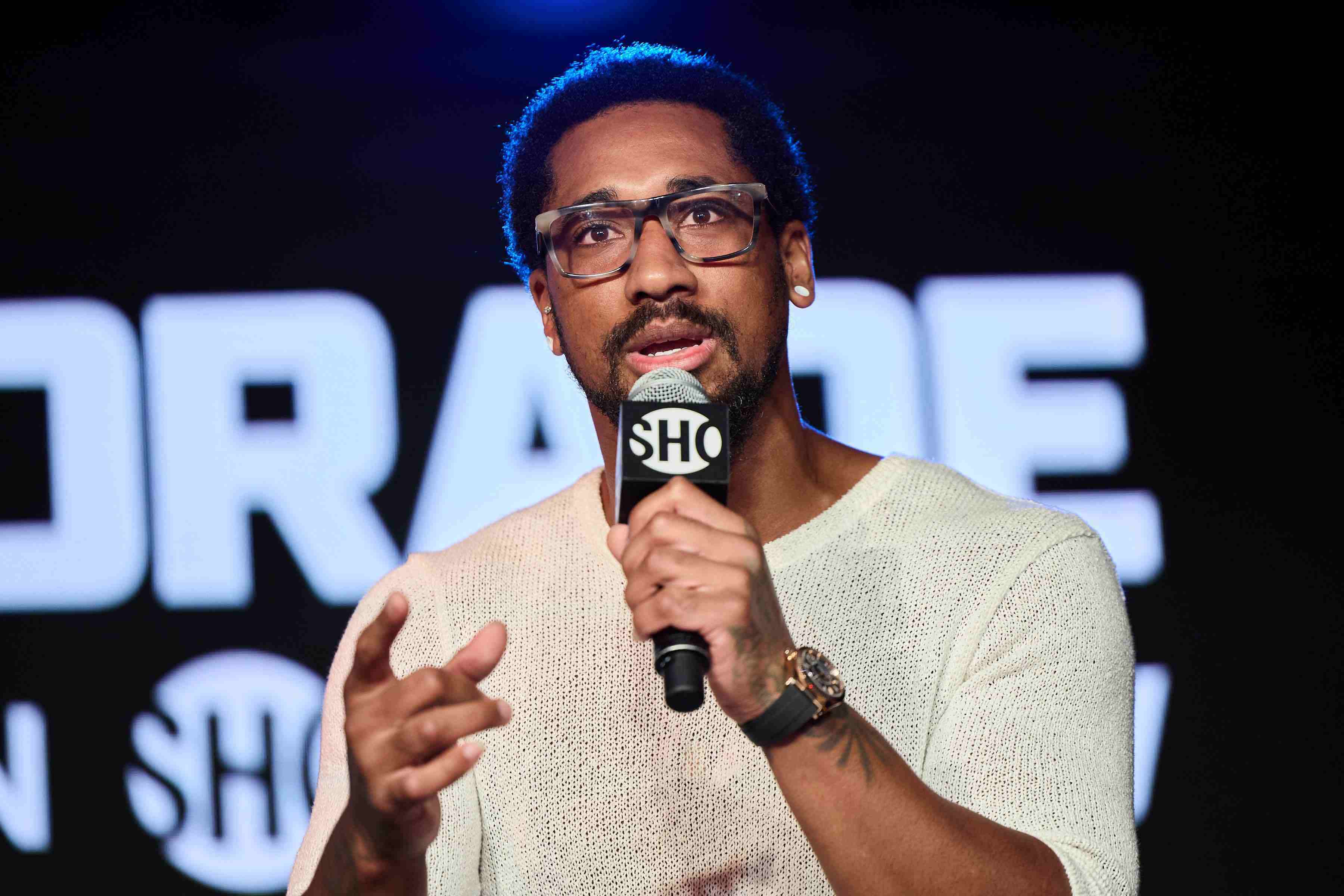 前世界拳王安德拉德:请相信,我会在比赛中揭露贝纳维德兹的弱点_进行