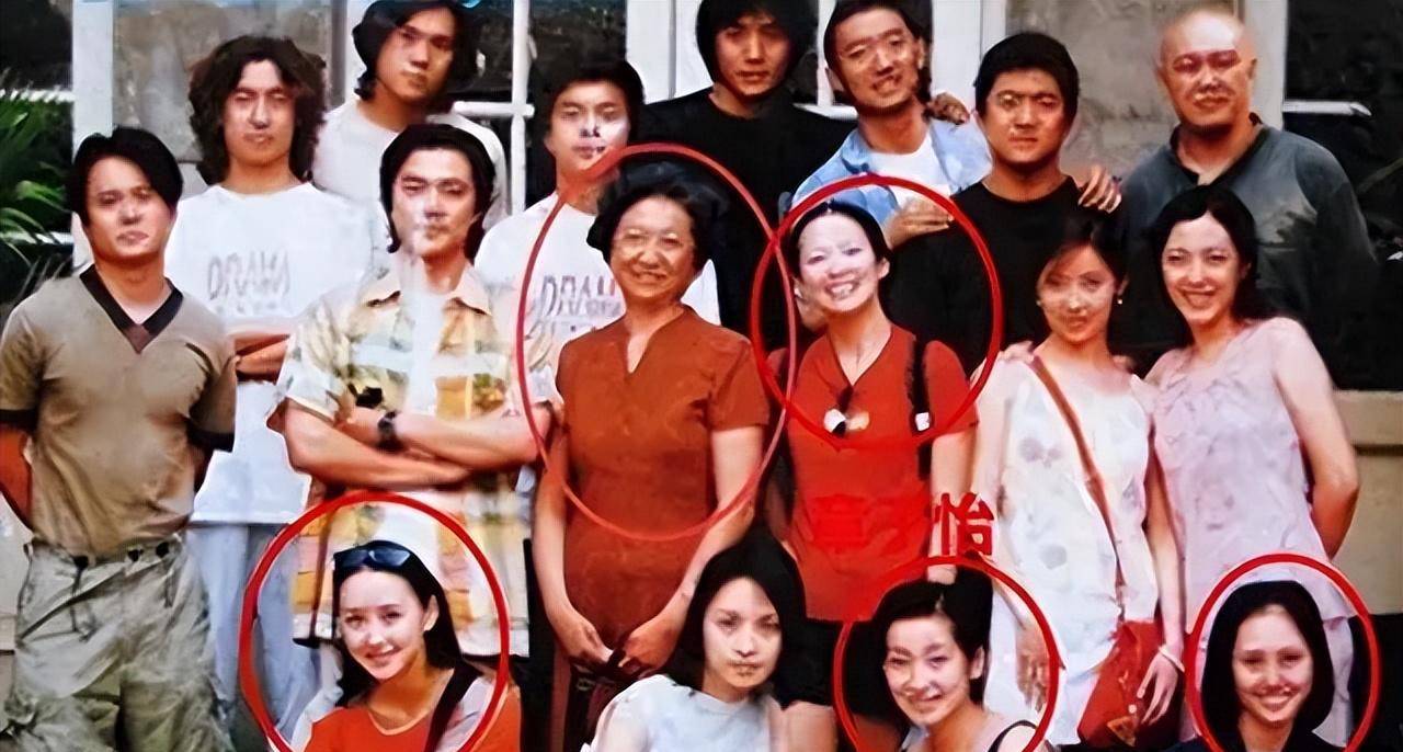 胡静终于于1996年考入中央戏剧学院,与章子怡,袁泉,刘野成为同学