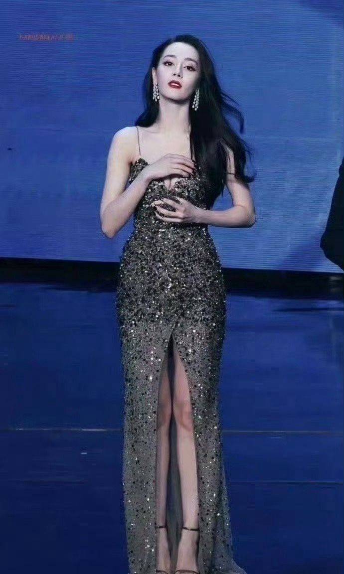 迪丽热巴频繁捂胸的原因曝光!