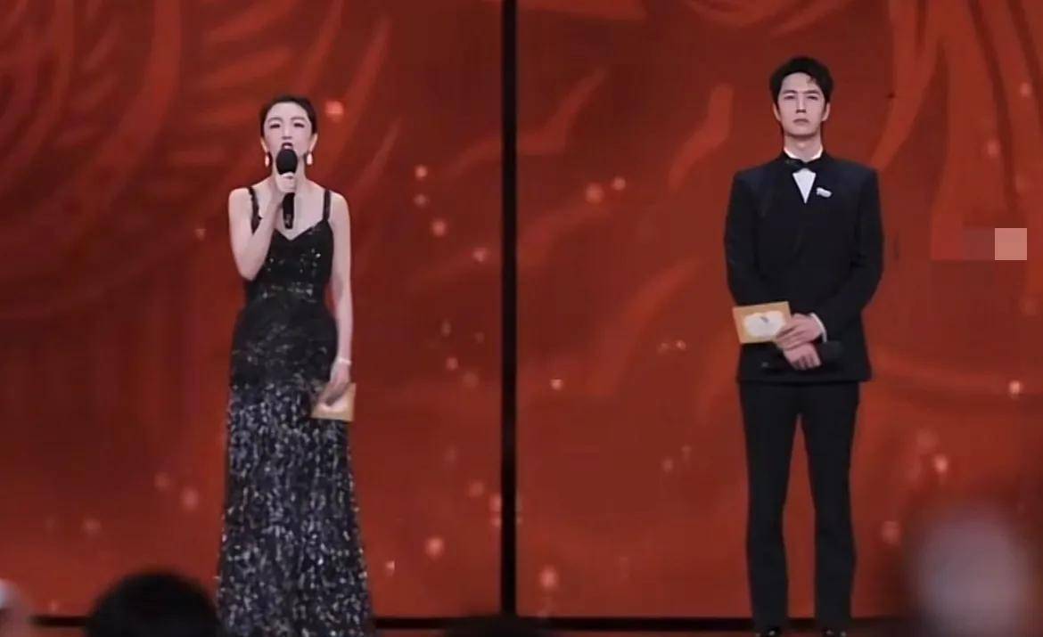 周冬雨登台朗诵,踮脚伸脖看提词器,谁注意搭档王一博反应?