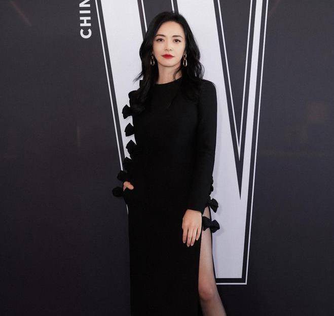 姚晨身穿高开叉露背连衣裙搭配黑色紧身裤,真是名副其实的沙滩美女啊!