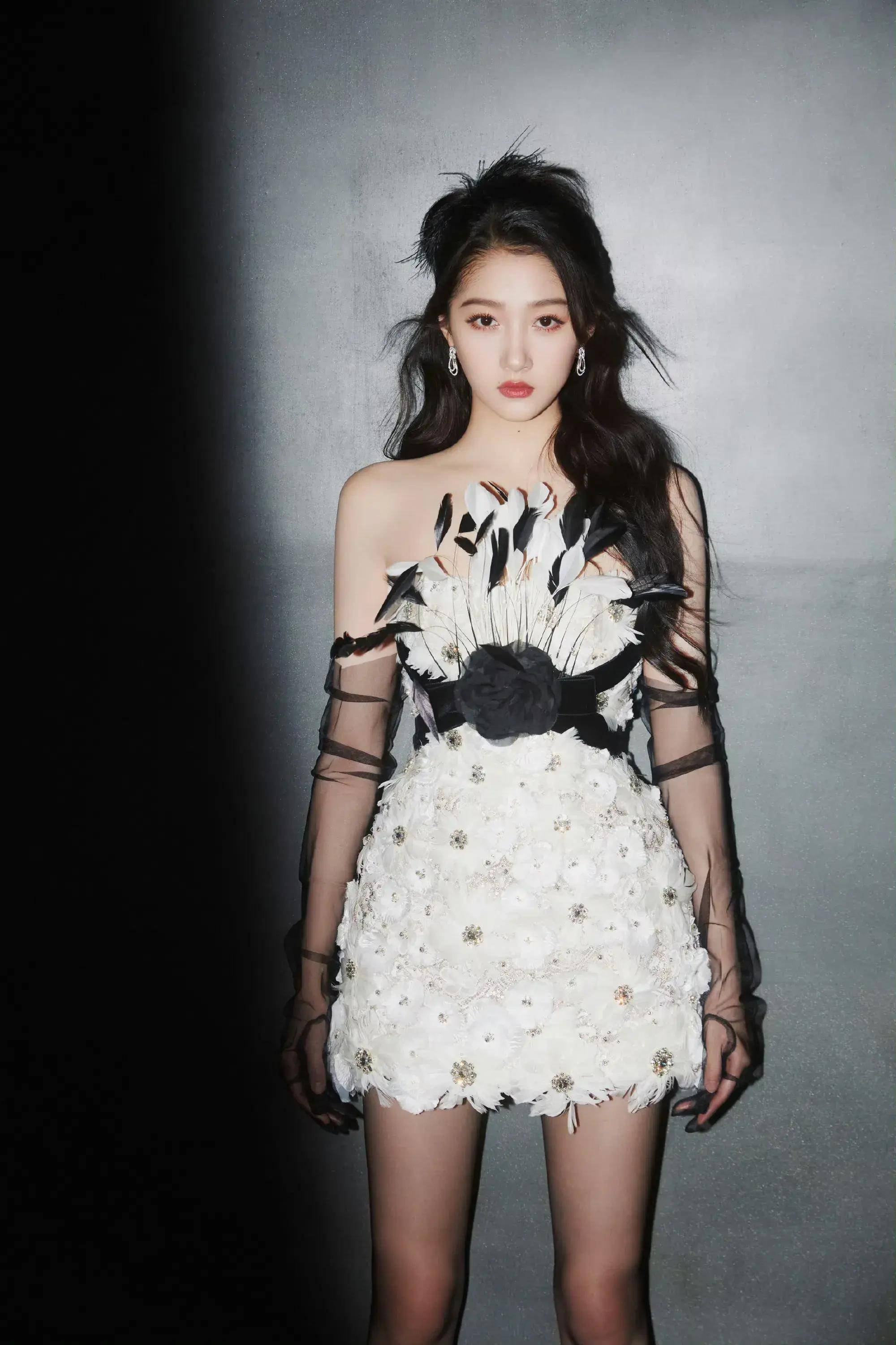 关晓彤羽毛裙配黑丝如同暗夜黑天鹅 长腿吸睛 性感又妩媚