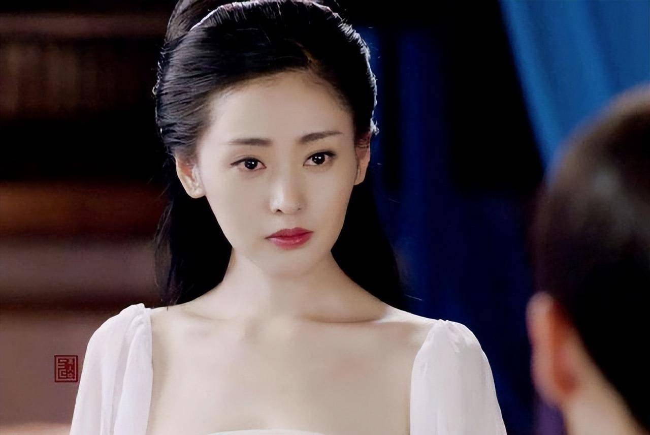 但是就是这么一部让观众无限吐槽的网剧,愣生生地让张天爱爆火了,一