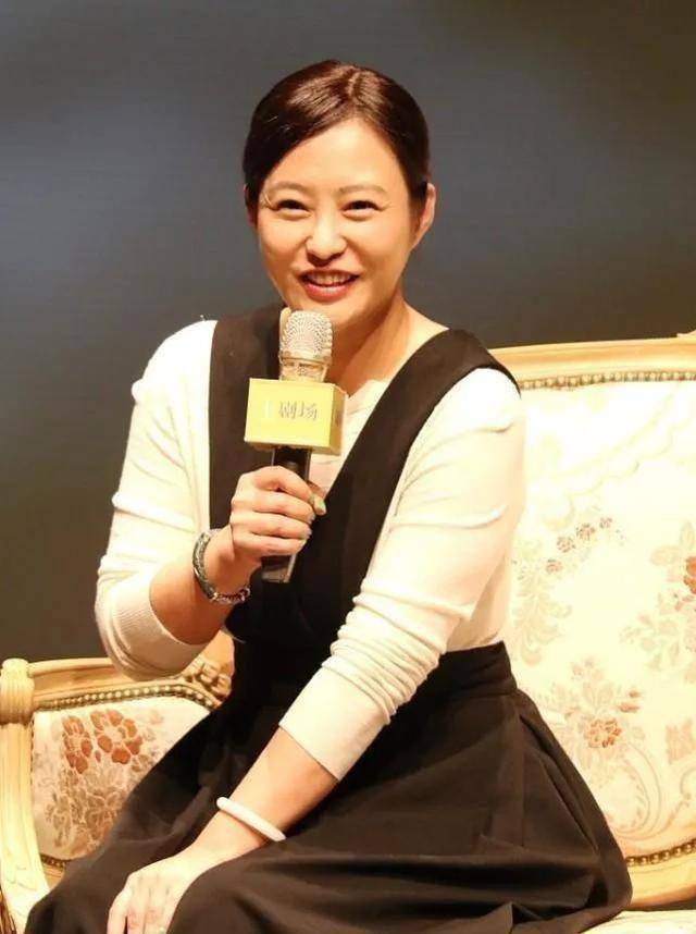 主持人对郝蕾说:"你不怕皱纹,不怕胖,你是那么美丽,那么真实!