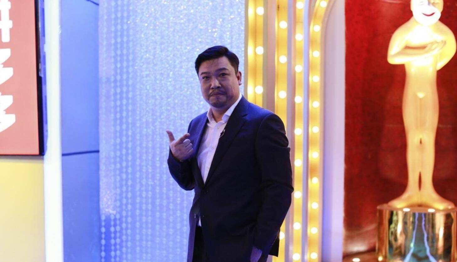 在这两年的舞台中,还崛起了一位大家非常喜欢的喜剧演员,他就是贾冰