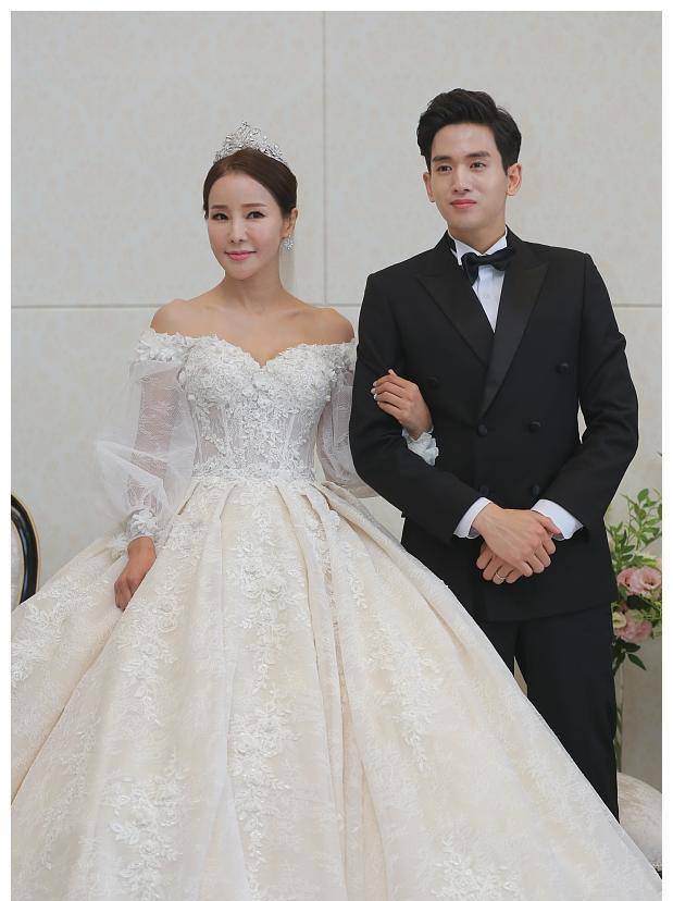 她拒绝王思聪2亿签约,后谈小17岁男友,如今"恋爱"修成正_米娜_网友