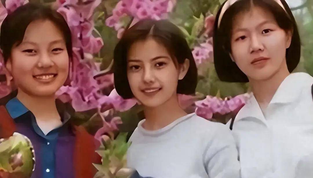 据说高圆圆从小就是一个出类拔萃的女孩,大学期间也是众人瞩目的焦点.