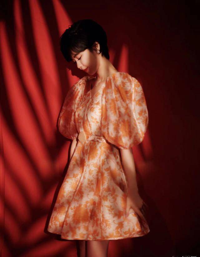 夏天穿郁可唯这一身连衣裙,精致优雅有气质_的设计_风格_春夏