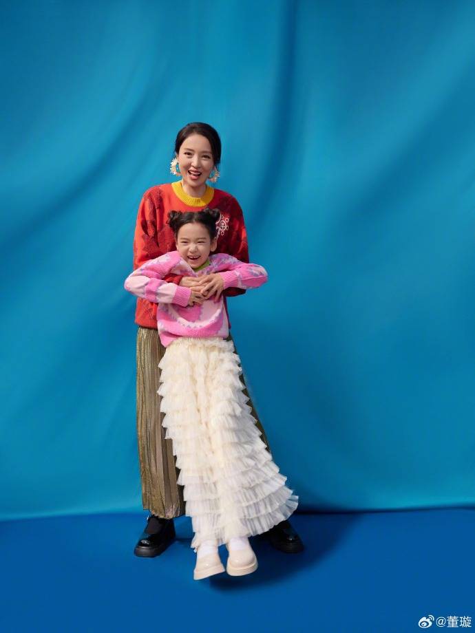 董璇晒与女儿亲子写真,7岁酒窝镜头感足,和妈妈越长越像好漂亮_母女俩