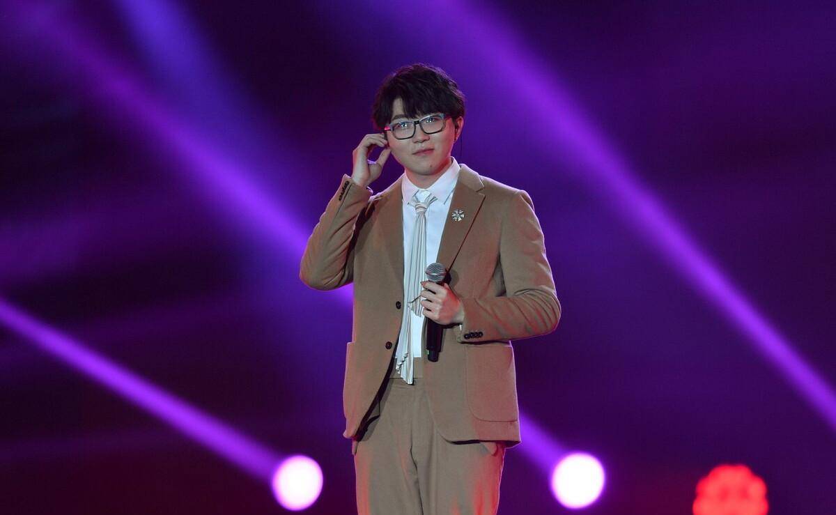 "音坛才子"毛不易:因《消愁》逆袭,被华晨宇否认,薛之谦力挺_比赛