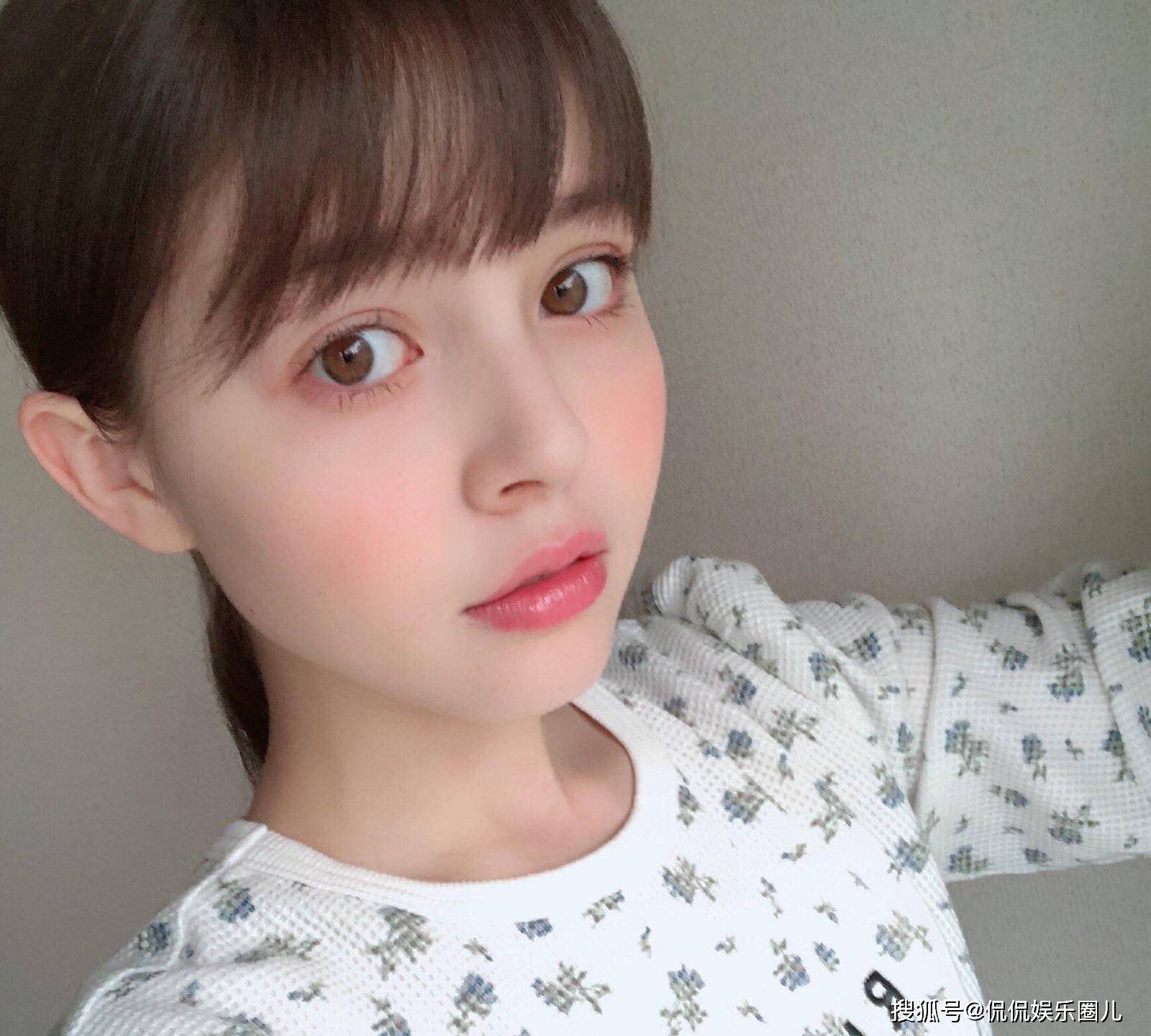 加藤娜娜自幼就展现出了她出众的美貌和艺术天赋.