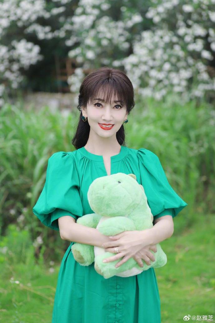 70岁赵雅芝与57岁李若彤同框,两大不老女神完美诠释岁月不败美人_赵雅