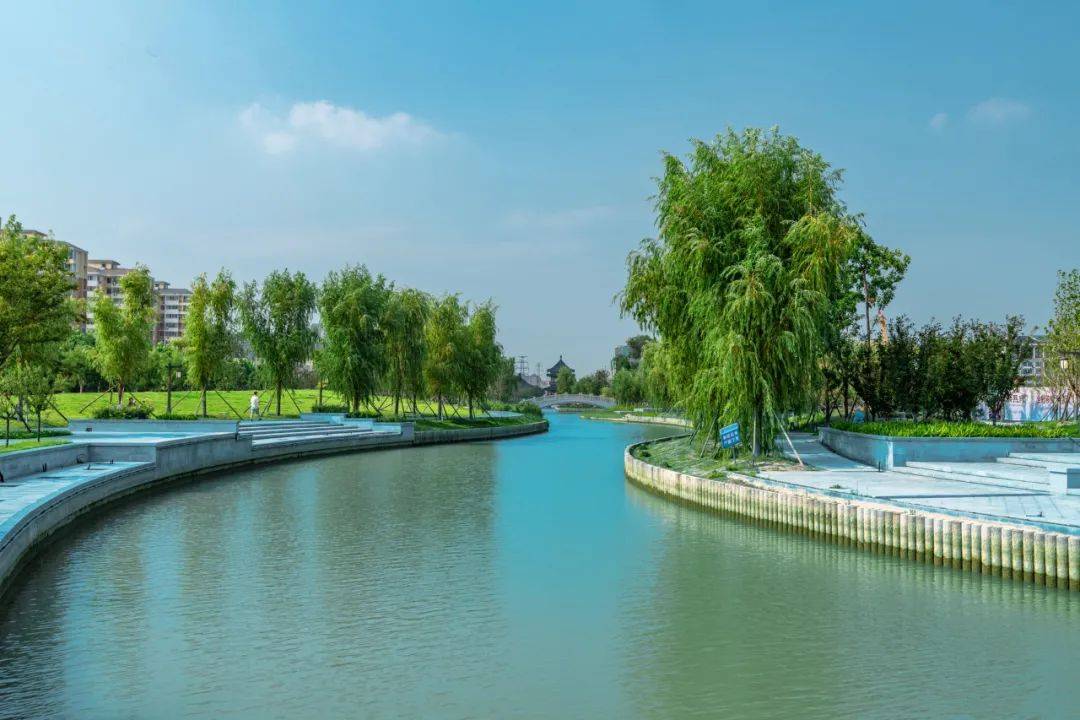 在小环境中,臻熙府北邻涧水河,南临利汴河,西侧