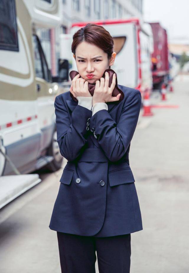 戚薇又换新发型了,一款卷发造型搭配休闲装现身走机场,美呆了_衣服