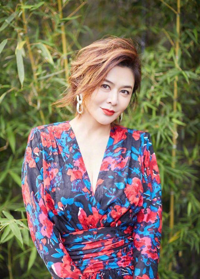 56岁关之琳还和年轻时一样美,身穿印花连衣裙搭配短发,奶奶真美_时尚