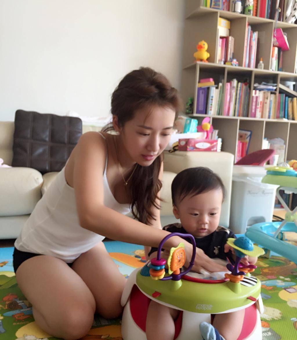 "阔太"李念晒与三胎儿子合照,小宝贝长势喜人,白白胖胖超可爱_照片