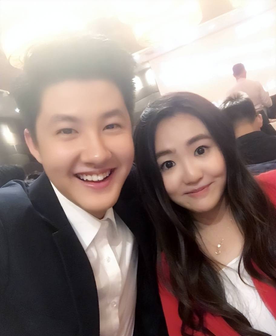 刘纯燕:女儿怀孕已4月,订婚一周年纪念日女儿姑爷正式"领证"_王逸宸