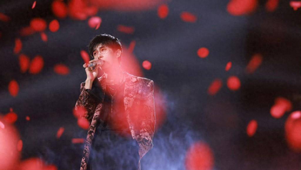 易烊千玺现身双十一惊喜开唱,压轴的玫瑰终于绽放了,现场嗨翻了