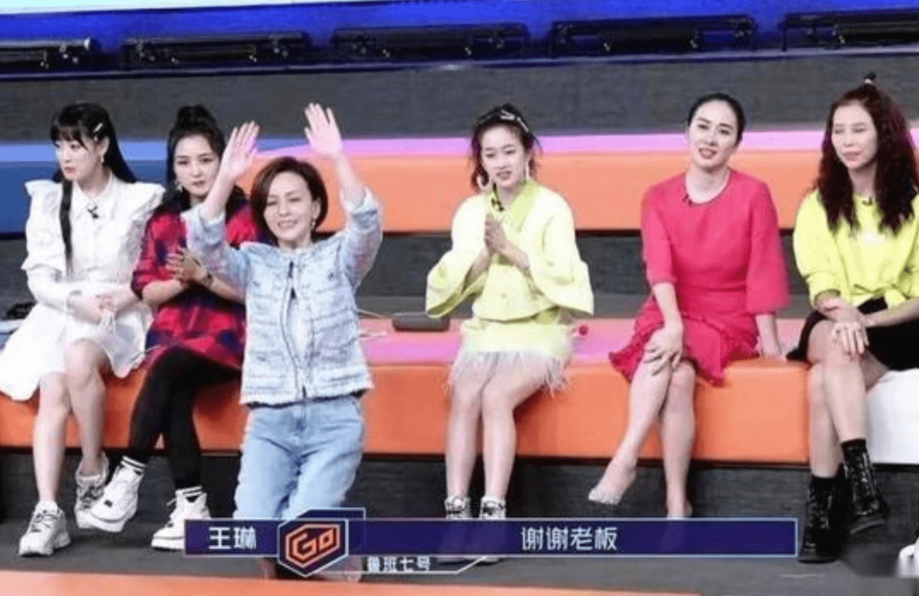 "雪姨"王琳节目中下跪磕头,何洁吓到变形,黄奕叶璇表情耐人寻味_网友