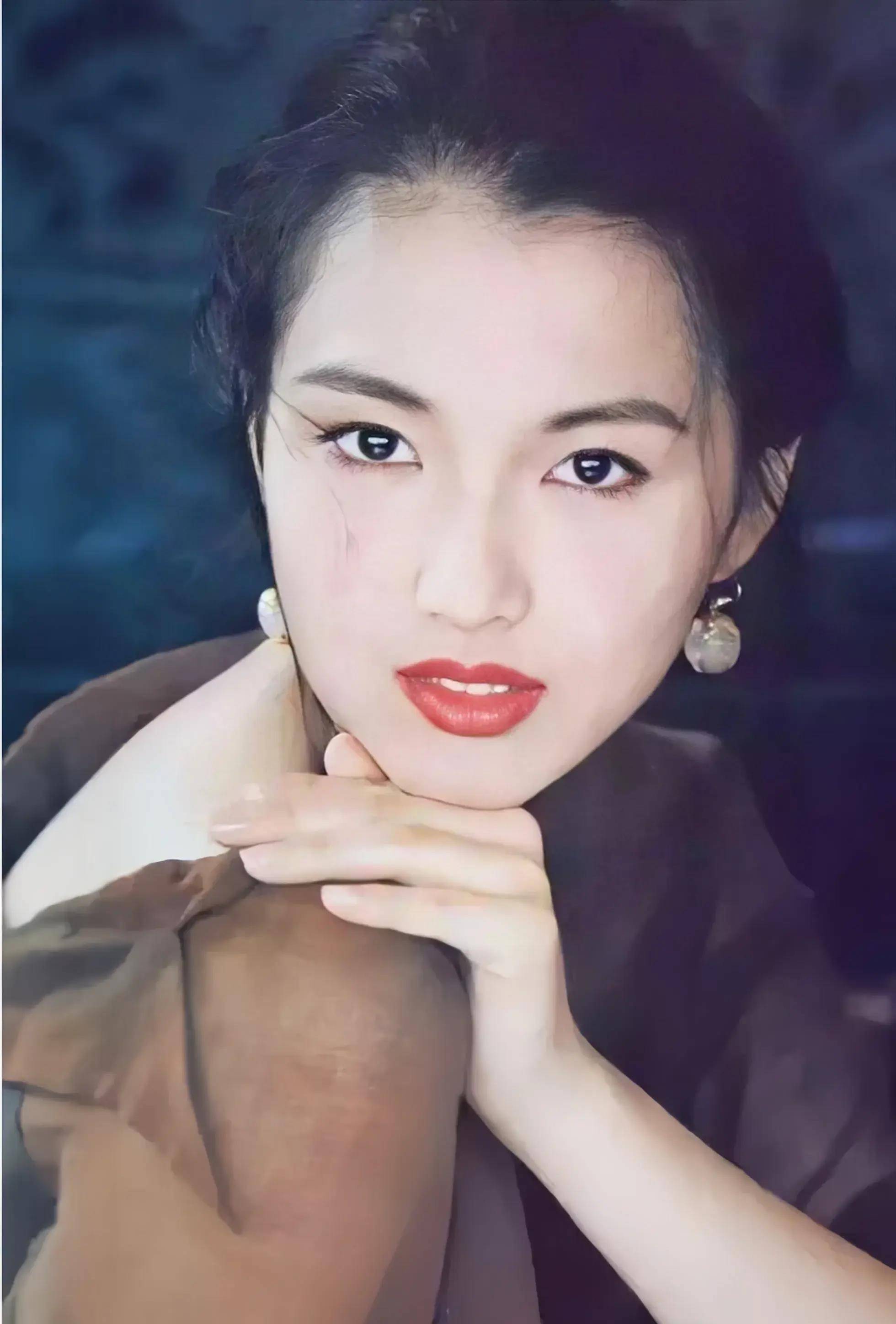 新加坡美女只服潘玲玲,郑秀珍,范文芳等欣赏不了,这审美可正常_郑秀文