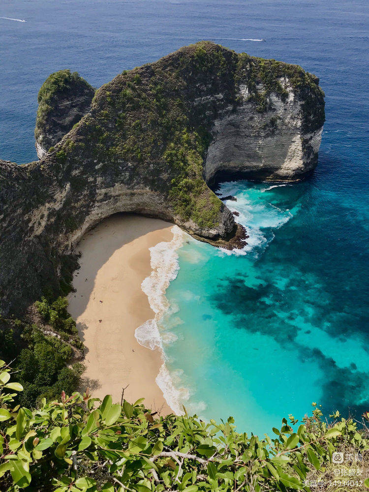 贝尼达岛天神浴池,是在火山岩的断裂之中隐藏着一处与世隔绝的天然