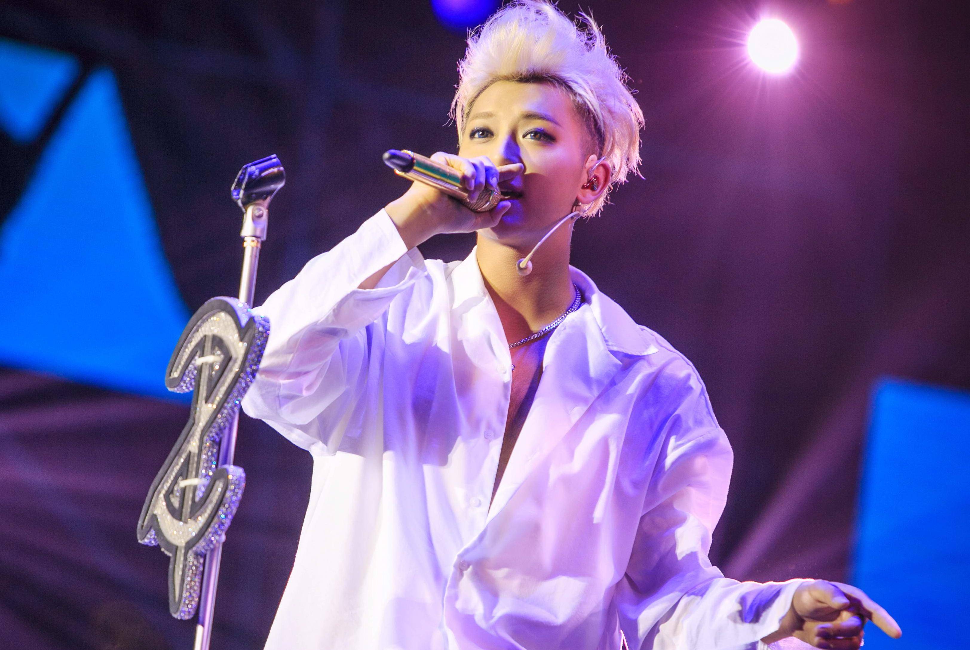 黄子韬因身体不适取消广州演唱会,此前因打折甩卖门票引争议