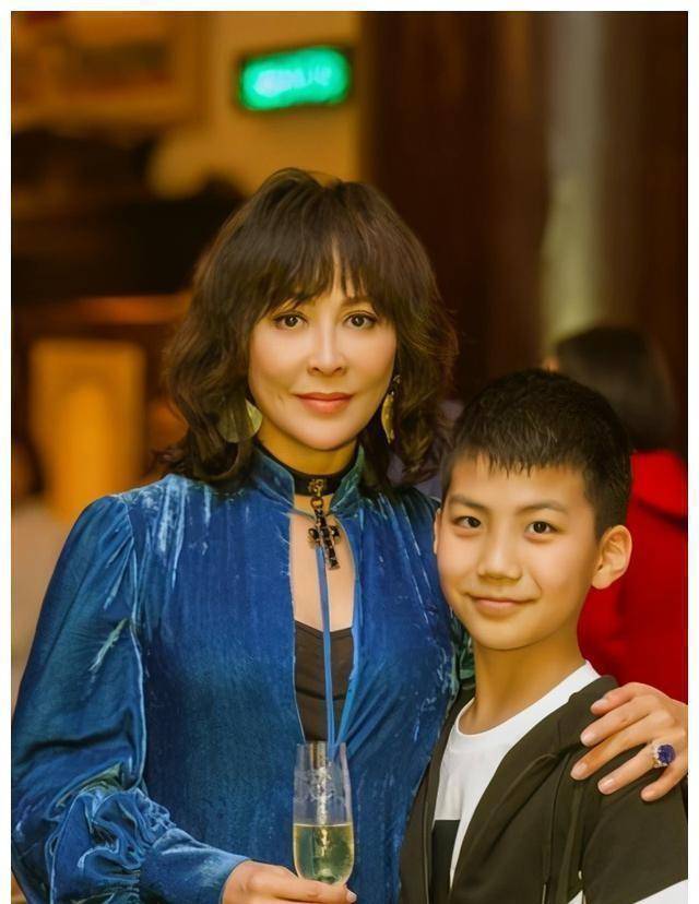 刘嘉玲晒一家四口合照,身家10亿未有子嗣,弟弟一家或成大赢家_侄子