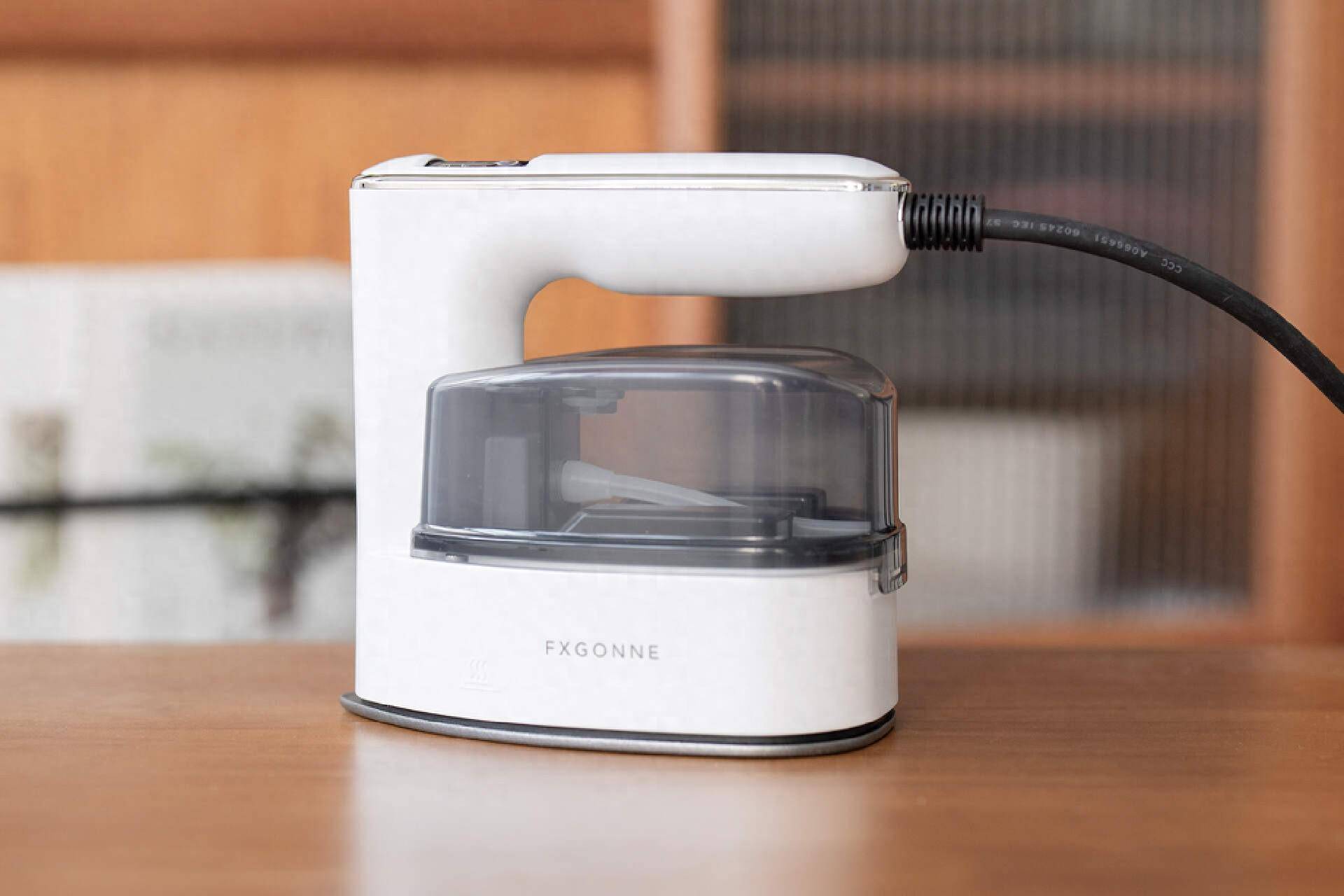 我还是第一次见这么小琼玲珑的挂烫机,高度和宽度与手机差不多大小