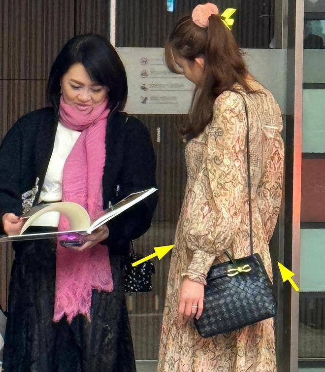 48岁林志玲日本被偶遇,皮肤变黑,小腹凸起,揭秘疑似怀孕的真相_黑泽